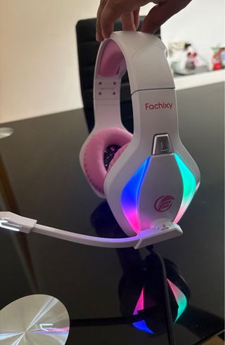 Auriculares gamer blancos y rosas con micrófono