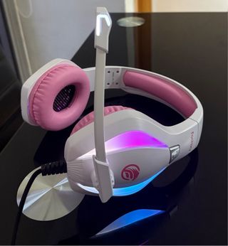 Auriculares gamer blancos y rosas con micrófono
