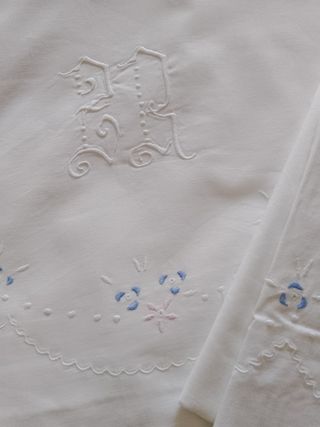 Juego sábanas bordadas azul, rosa y blanco