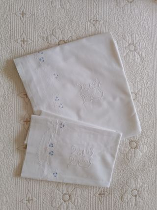 Juego sábanas bordadas azul, rosa y blanco