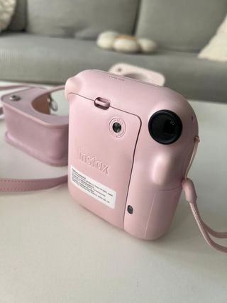 cámara Instax Rosa con funda y correa