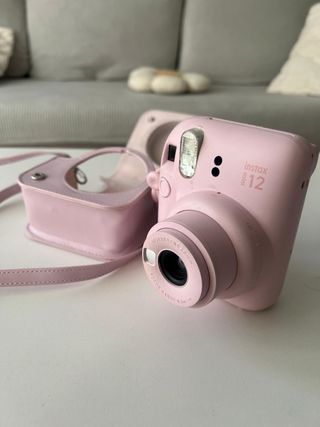 cámara Instax Rosa con funda y correa