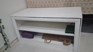 Mesa auxiliar blanca con estantes