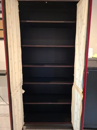 Armario con puertas y baldas madera