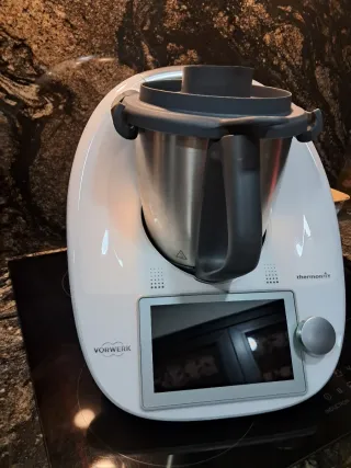 Thermomix TM6 con accesorios y mochila.