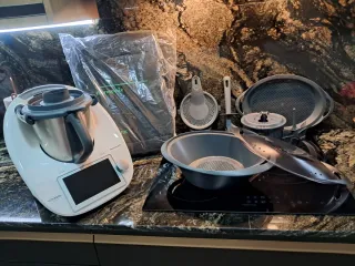 Thermomix TM6 con accesorios y mochila.