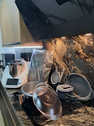 Thermomix TM6 con accesorios y mochila.