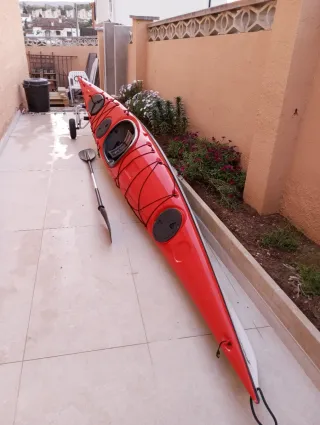 Kayak de fibra rojo