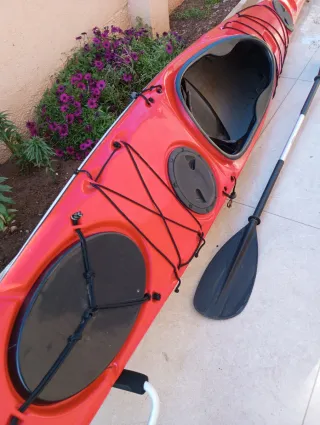 Kayak de fibra rojo