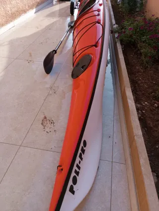 Kayak de fibra rojo