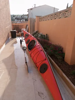 Kayak de fibra rojo