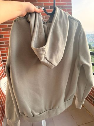 Chaqueta gris con cremallera y estampado