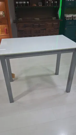 Mesa de cristal y metal