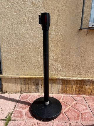 Poste separador de cinta retráctil