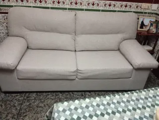 Sofá de tela beige