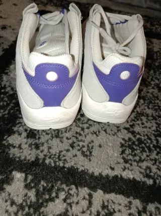Zapatillas Nike Blancas y Moradas
