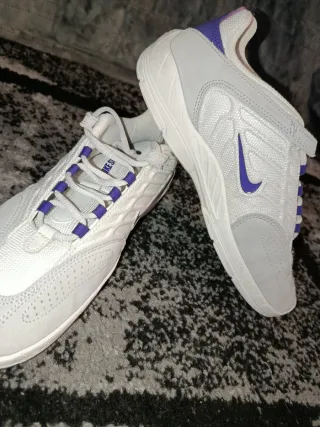 Zapatillas Nike Blancas y Moradas