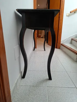 Cómoda con cajones negra con detalles rojos