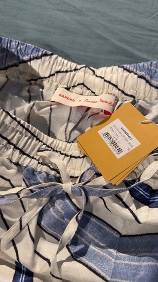 Pantalón corto con espirales Sandro.