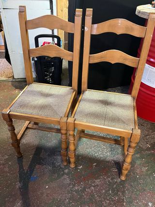 Mesa de madera y sillas