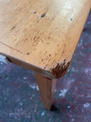 Mesa de madera y sillas