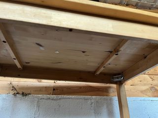 Mesa de madera y sillas