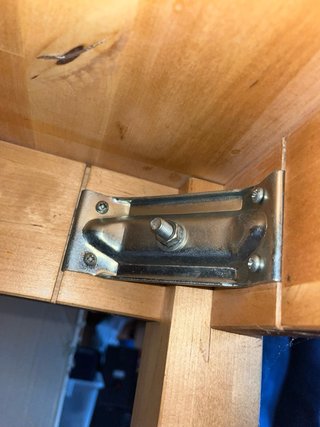 Mesa de madera y sillas