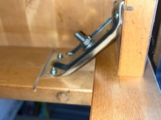 Mesa de madera y sillas