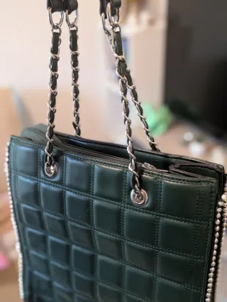 Bolso verde acolchado con cadena