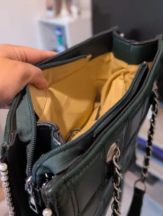 Bolso verde acolchado con cadena