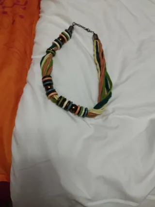Collar de tela trenzada y cuentas