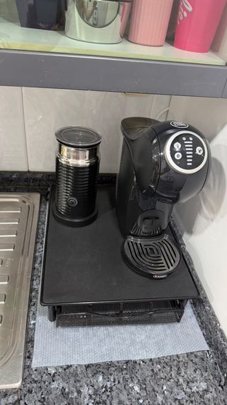 Cafetera Dolce Gust y base cápsulas. Con Aeroccino