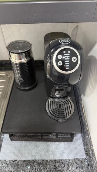 Cafetera Dolce Gust y base cápsulas. Con Aeroccino