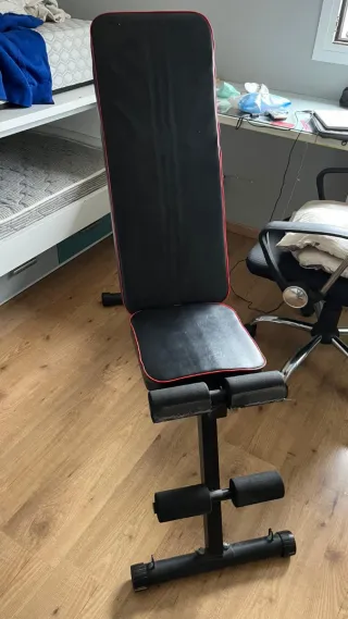 Banco de musculación negro con ribete rojo