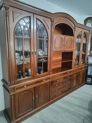 Mobile in legno con vetrine