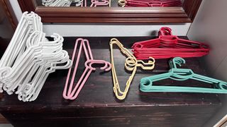 Lote de perchas de plástico de colores