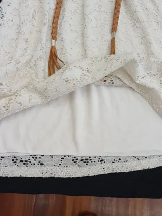 Vestido blanco de encaje con cinturón