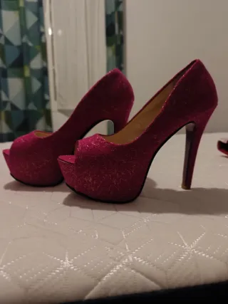 Zapatos de tacón rosa con plataforma