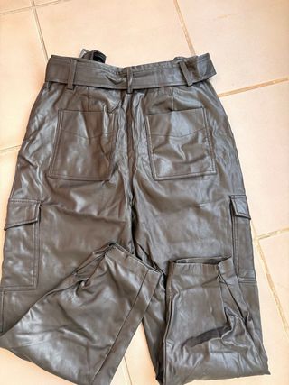 Pantalones imitación cuero con cinturón