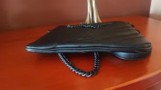 Bolso Gloria Ortiz negro acolchado cadena