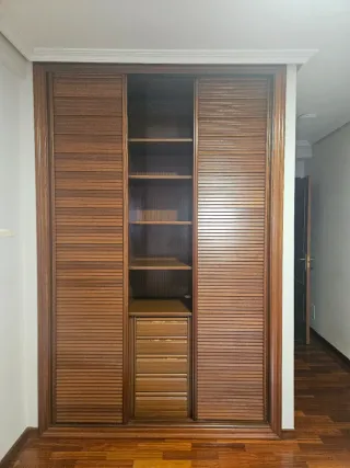 Armario empotrado de madera. URGE VENDER