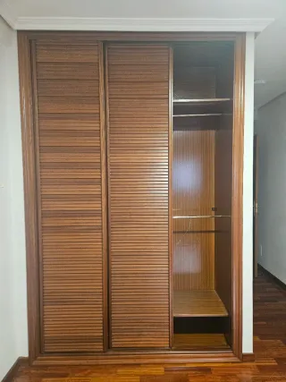 Armario empotrado de madera. URGE VENDER