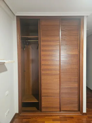 Armario empotrado de madera. URGE VENDER