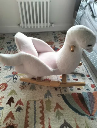 Cisne balancín de peluche