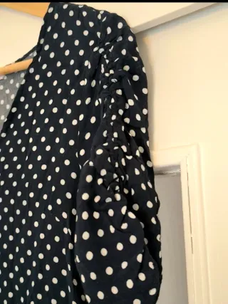 Blusa azul marino con lunares blancos