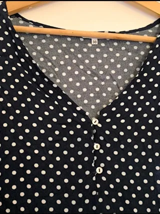 Blusa azul marino con lunares blancos
