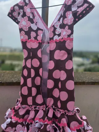 Traje de flamenca con lunares y flores