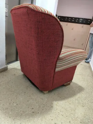 Sillón de tela y madera