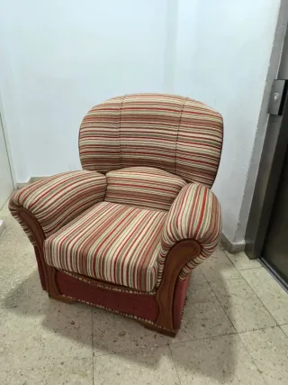Sillón de tela y madera