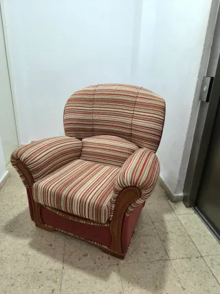 Sillón de tela y madera